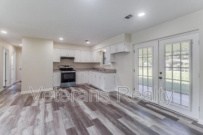 Building Photo - 129 Quarles St