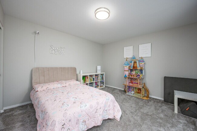 Building Photo - Spacious 4-bed Home with High Ceilings
