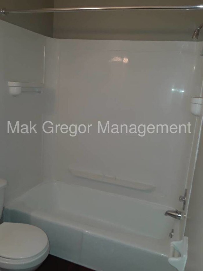 Building Photo - 2 BDRM Apt, New Flooring, Appliances, C/A.