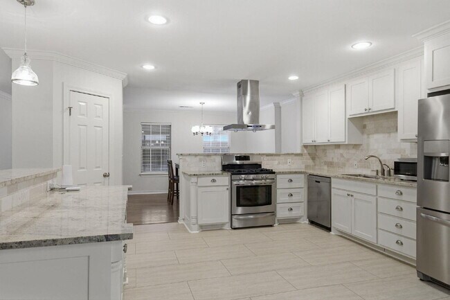 Building Photo - "Beautifully Maintained 3-Bedroom, 3-Bath Gem with Modern Updates, Spacious Living and Exceptiona...