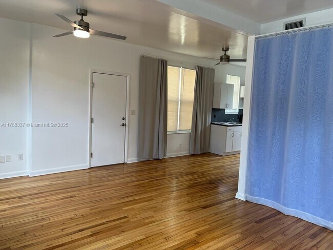 Primary Photo - 4215 Sheridan Ave