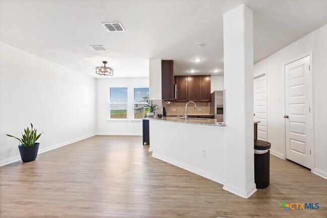 Building Photo - 11221 Hollinger Cir