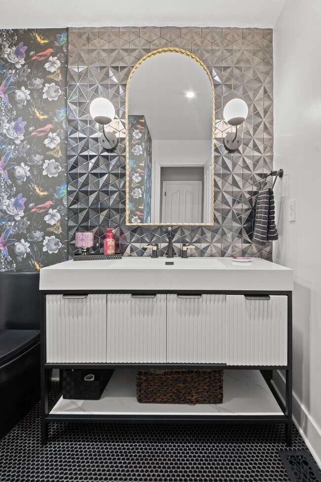 Building Photo - 2062 Hyacinth Rd