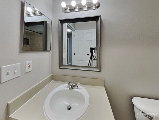 Building Photo - 14232 Colonial Lakes Dr