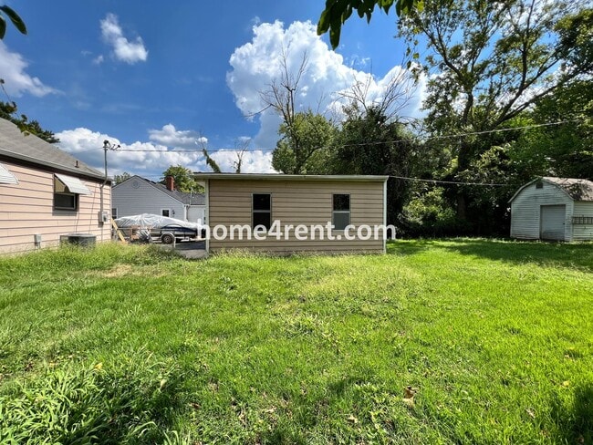 Building Photo - Cozy Ranch Style Home in KCMO w/ Wood Floors and a Fenced in Yard!