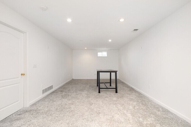 Building Photo - Large Family home For rent!