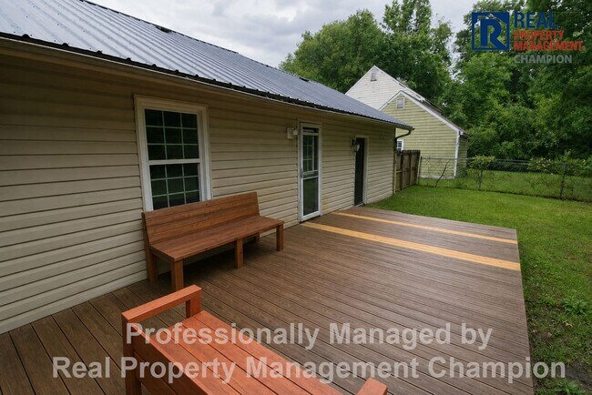 Building Photo - 3 BD/2 BA Home w/Attached Garage, Large Fenced Yard and Easy Access to Camp Lejeune