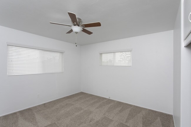 Building Photo - Bright 2 BR in Pacific Beach with 2 Parkin...