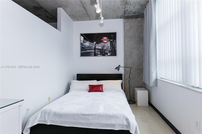 Building Photo - 2001 Biscayne Blvd