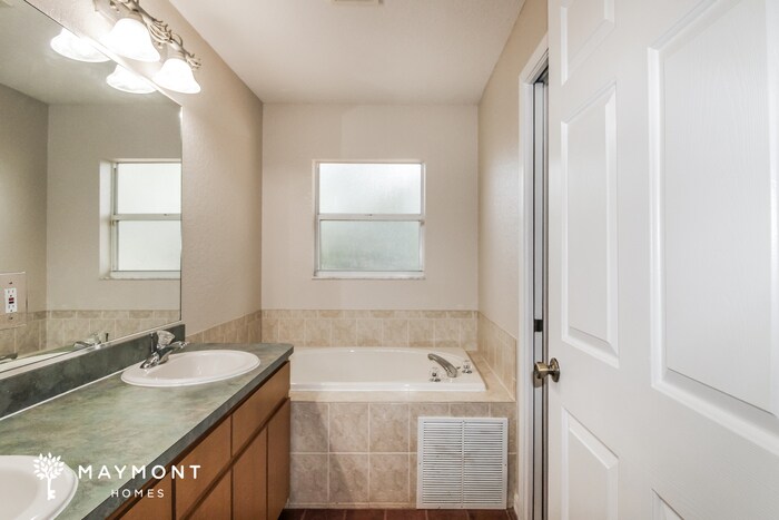 Building Photo - 1460 Greenview Ave