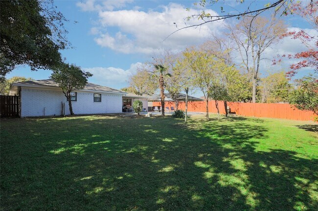 Building Photo - 804 Ridgefield Dr