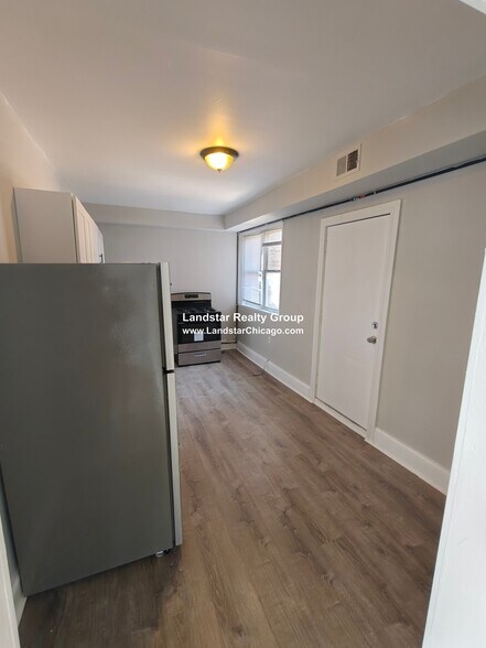 Building Photo - 6312 N Oakley Ave