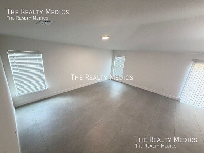 Building Photo - 2614 Palomar Ave SE