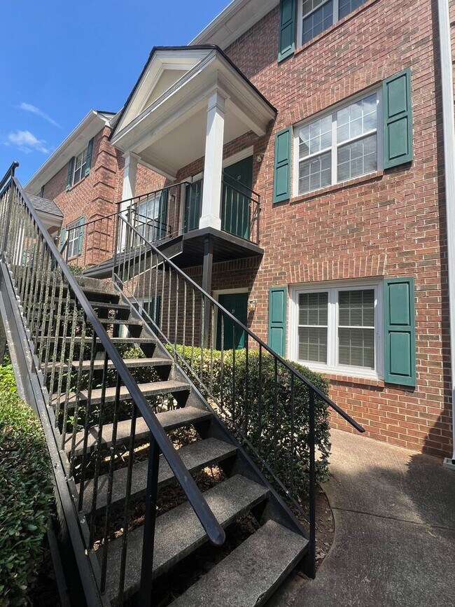 Building Photo - 2 bed 2.5 bath townhouse