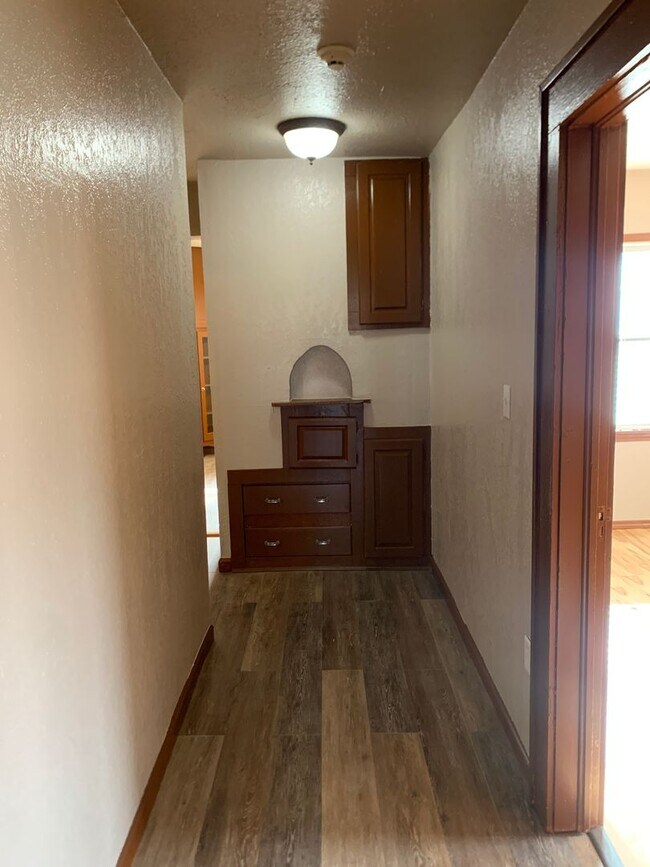 Building Photo - Two Bedroom Home Close to Medical Center