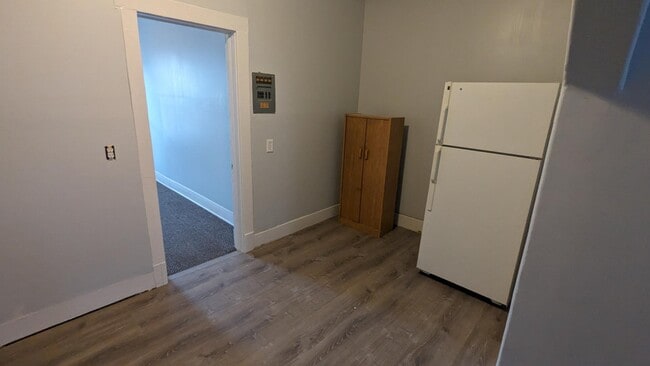 Building Photo - 400 E 9th St