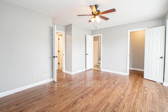 Building Photo - 1212 Kendall Dr