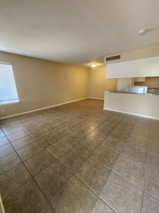 Building Photo - 2 BED, 1 BATH TOWNHOUSE CLOSE TO UNLV!!!!