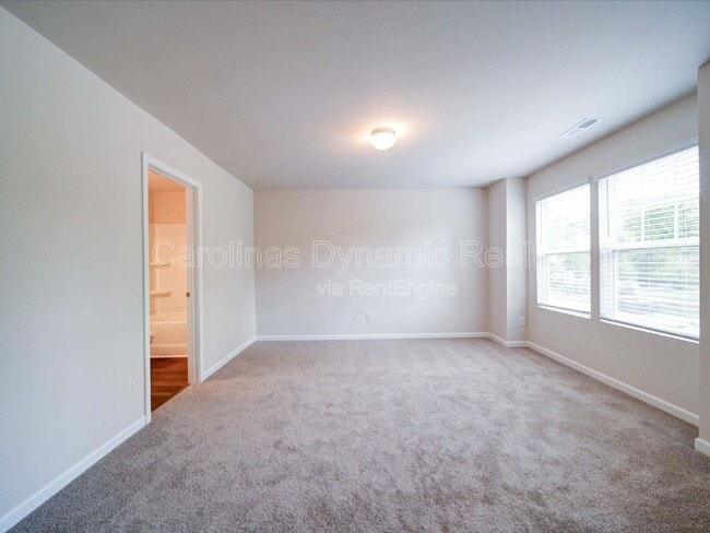 Building Photo - 916 S Battleground Ave