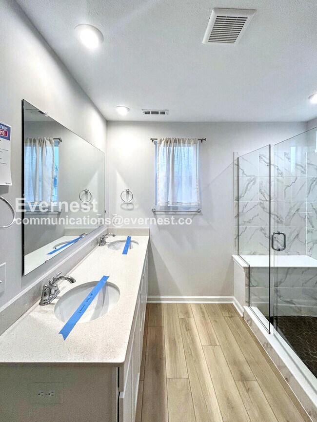 Building Photo - 830 S Greenway Dr