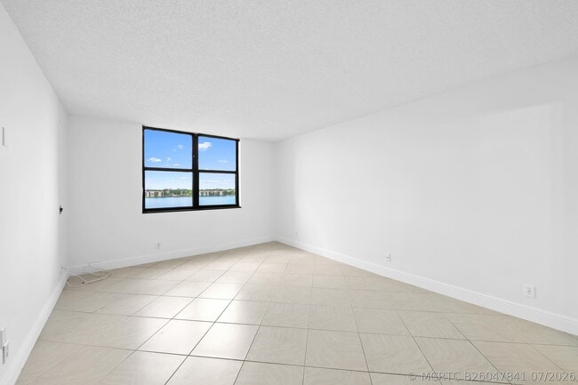 Building Photo - 105 Lake Emerald Dr