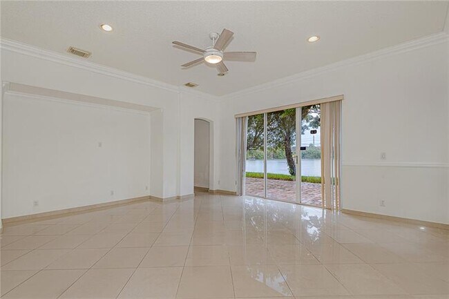 Building Photo - 5379 SW 38th Ave