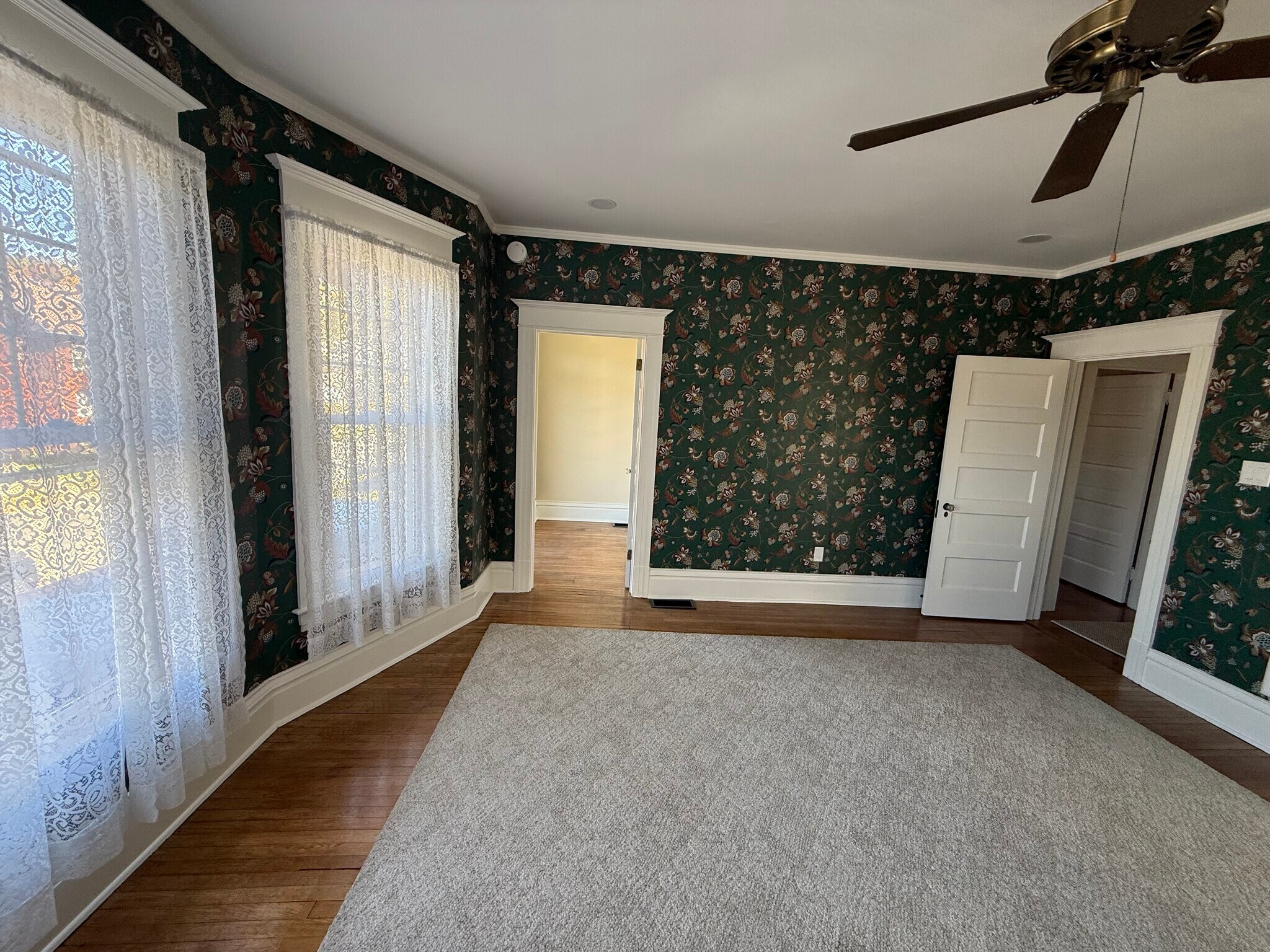 Living room (bonus room) - 10 Rockledge Rd