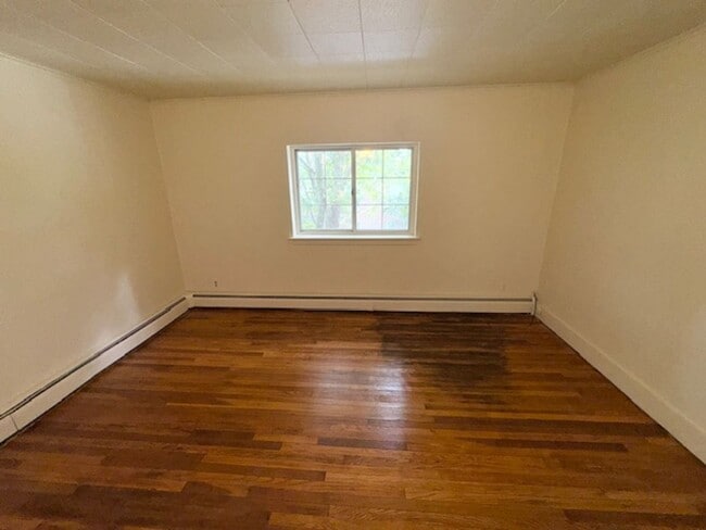 Building Photo - 2 Bedroom Townhome