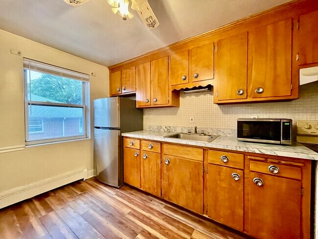 Building Photo - 39 Montvale Ave