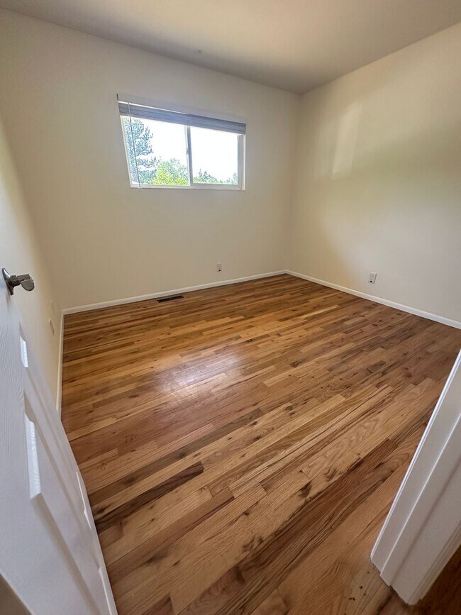 Building Photo - Spacious 3 Bedroom House with Attached Garage and Large Yard!