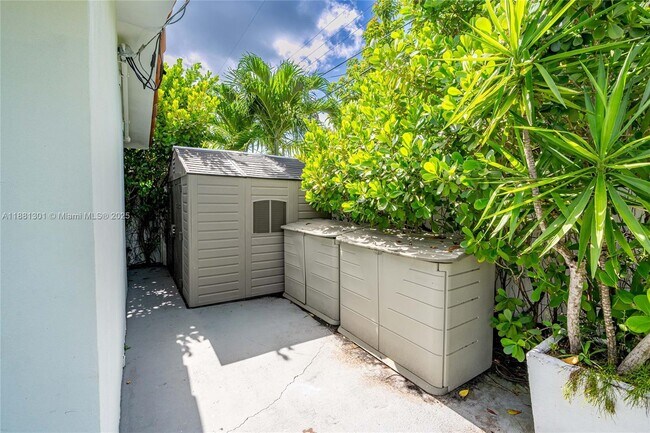 Building Photo - 1360 SW 16th St