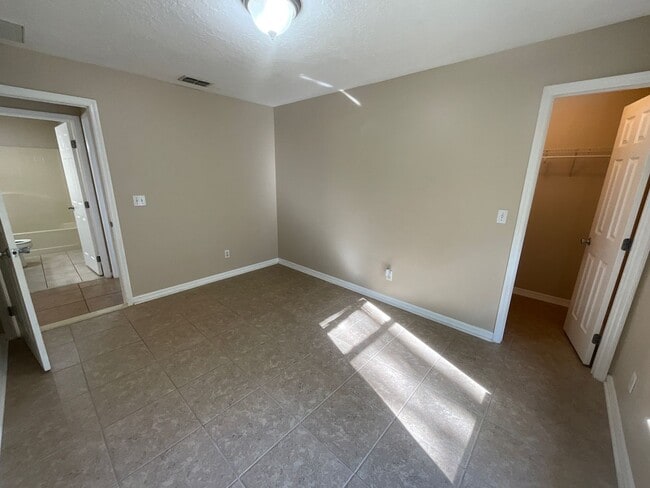 Building Photo - *** NOT AVAILABLE TO SHOW BEFORE MAY 15TH *** Great Location - SE Ocala Home 3/2/2 **Won't Last***