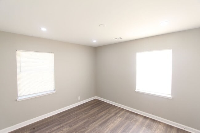 Building Photo - Cute ! Cute! Cute! New on the Market and Newly Renovated!