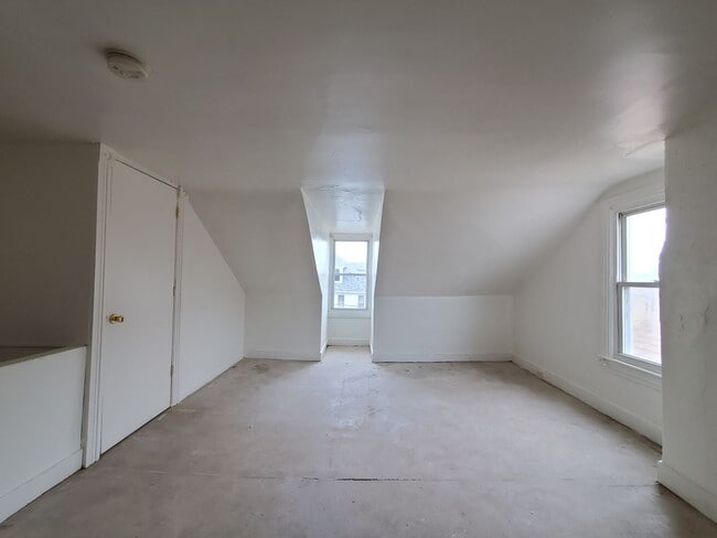 Building Photo - Milton -840