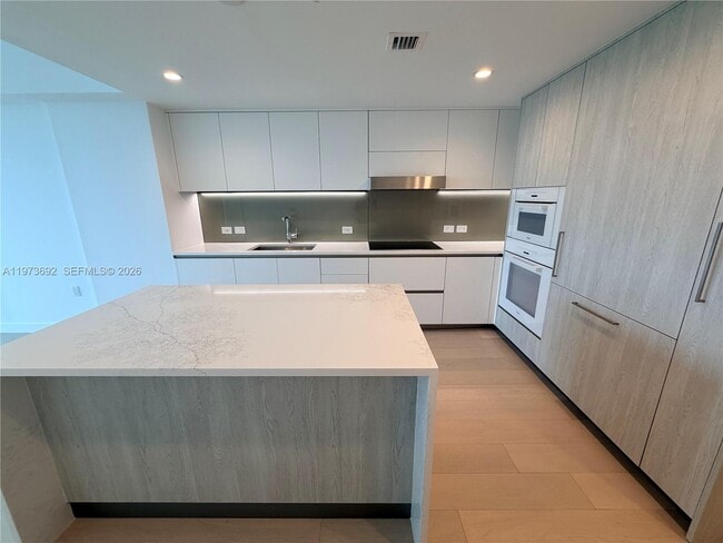 Building Photo - 9221 E Bay Harbor Dr