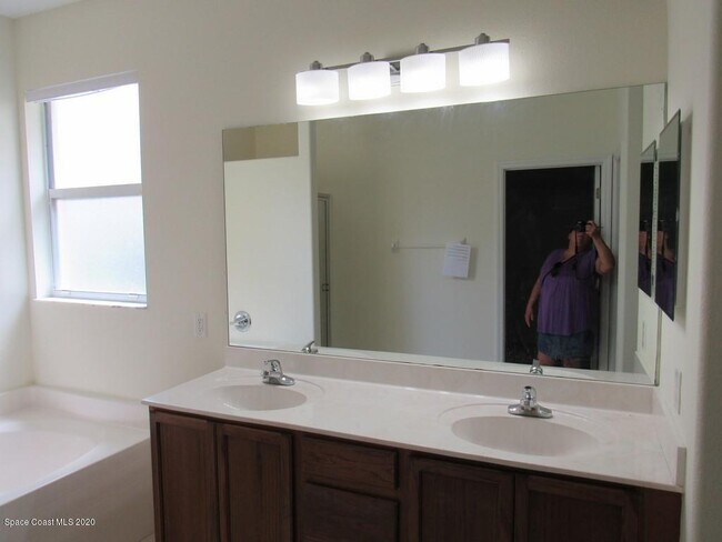 Building Photo - 1741 Bridgeport Cir
