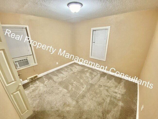 Building Photo - Charming 2-Bedroom Bungalow with Inviting ...