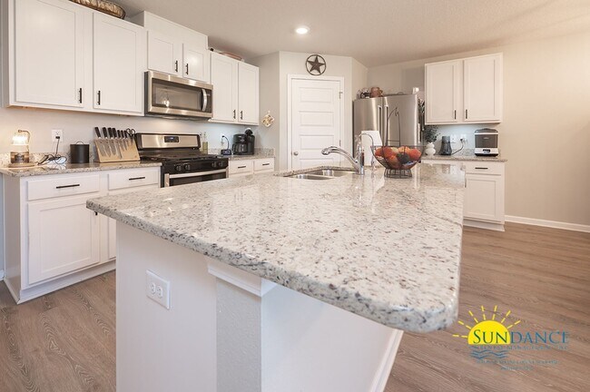 Building Photo - Stunning 4 Bedroom Home in Crestview! -Sol...