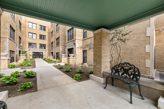 Building Photo - 7626 N Eastlake Terrace