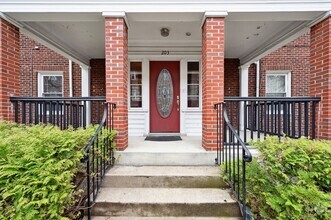 Building Photo - 203 Fuller St
