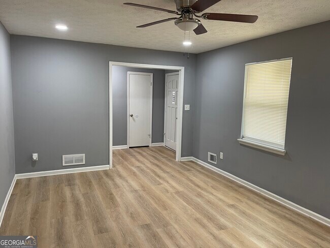 Building Photo - 235 Deerfield Dr