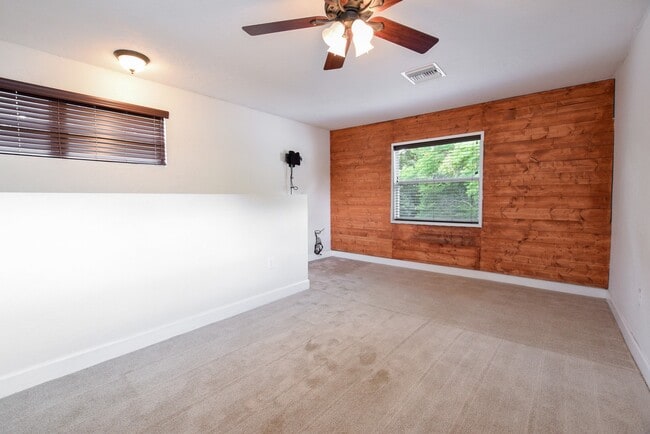 Building Photo - Charming 4/2 Colonial Town North Home with...