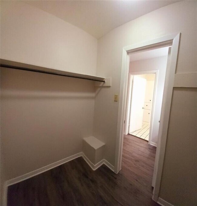 Building Photo - 2800 Westhill Dr