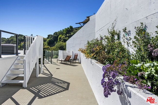 Building Photo - 3843 Rambla Pacifico St