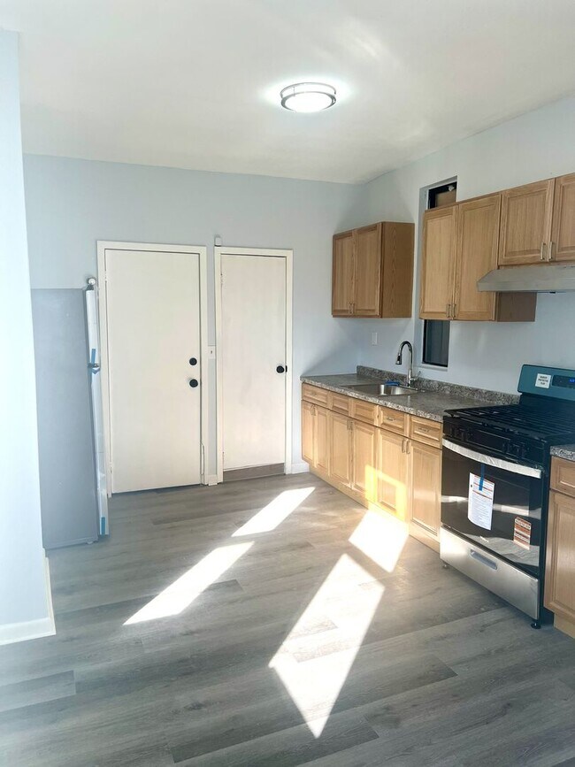 Building Photo - 705 22nd St