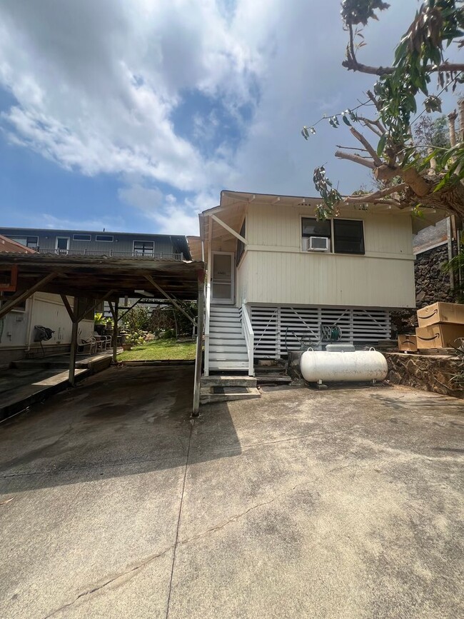 Building Photo - 1 Bedroom Cottage in Kaimuki, Full Kitchen...