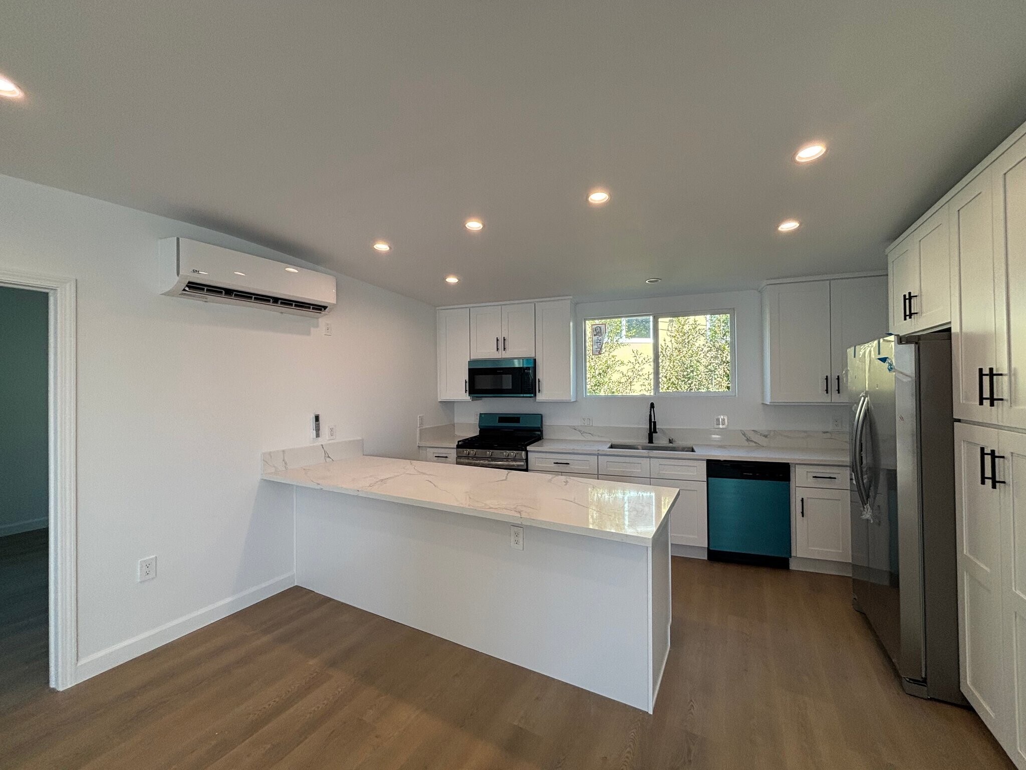 Building Photo - 2280 S Barrington Ave