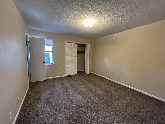 Building Photo - Townhouse for Rent