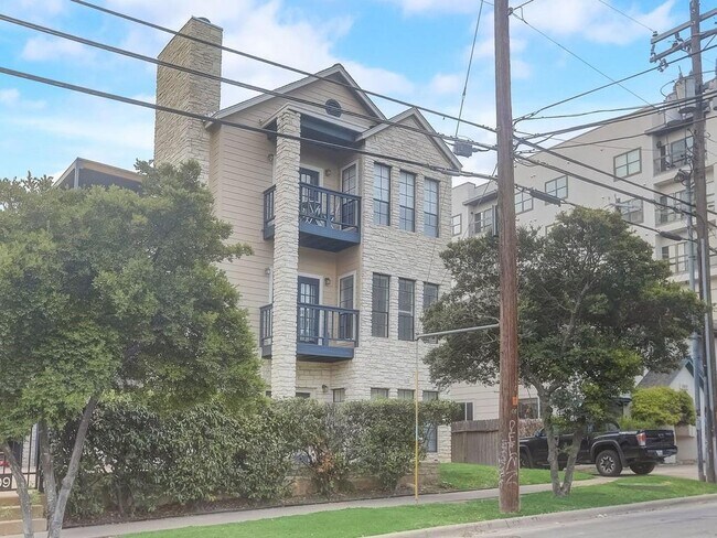 Building Photo - 711 W 21st St