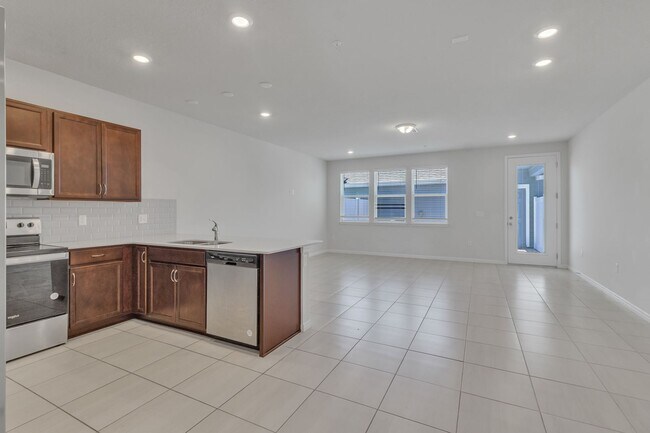 Building Photo - Luxurious Townhome in Lake Nona - A Perfec...